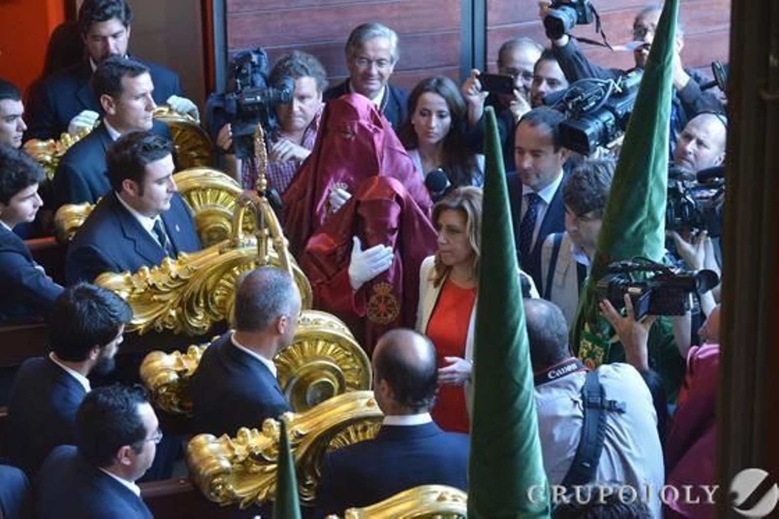 Crucifixión, Gitanos, Dolores del Puente, Pasión, Estudiantes y Cautivo protagonizaron una jornada en claroscuro./ Javier Albiñana