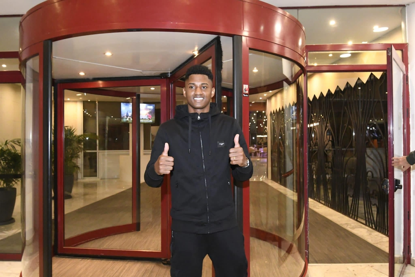 Abner Vinícius posa en elhotel Al Andalus a su llegada a Sevilla.