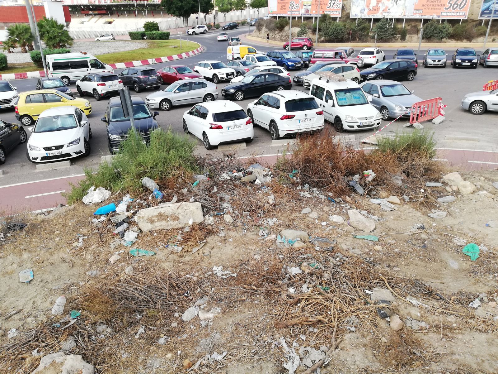 Basura acumulada alrededor del Hospital Torrecárdenas