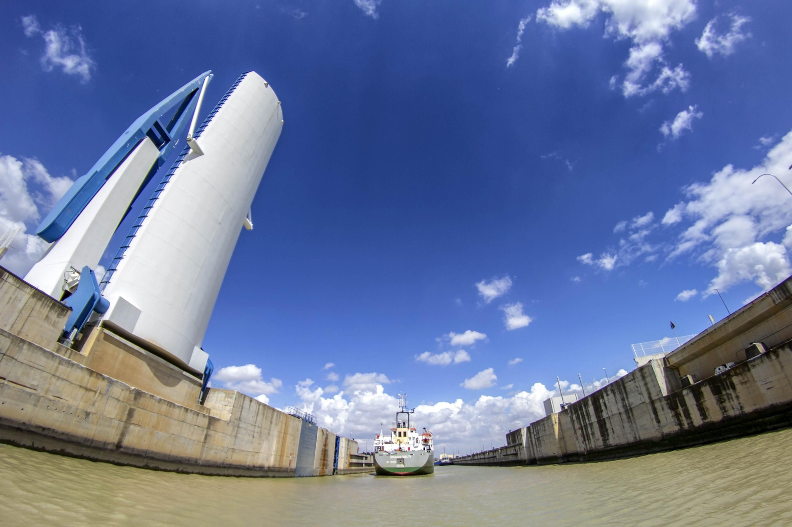 Entrada en la esclusa de un buque.