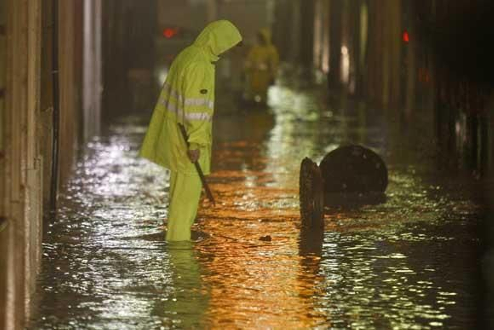 Una tormenta inunda el casco histórico. La parte más afectada fue la Plaza de San Juan de Dios y Canalejas

Foto: Julio Gonzalez/Lourdes de Vicende/Joaquin Pino/Jose Braza