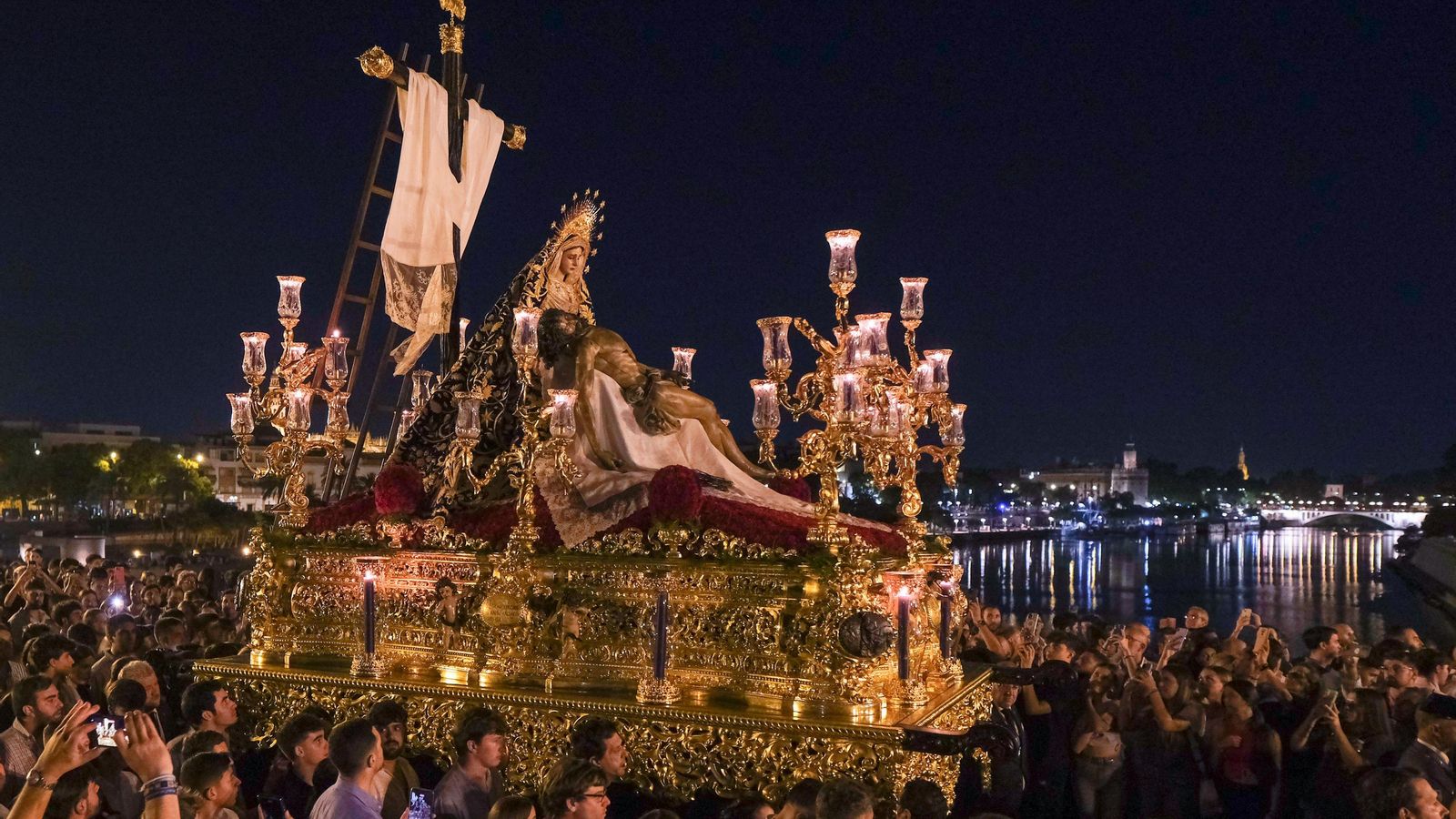Procesión de regreso de la Piedad del Baratillo Coronada