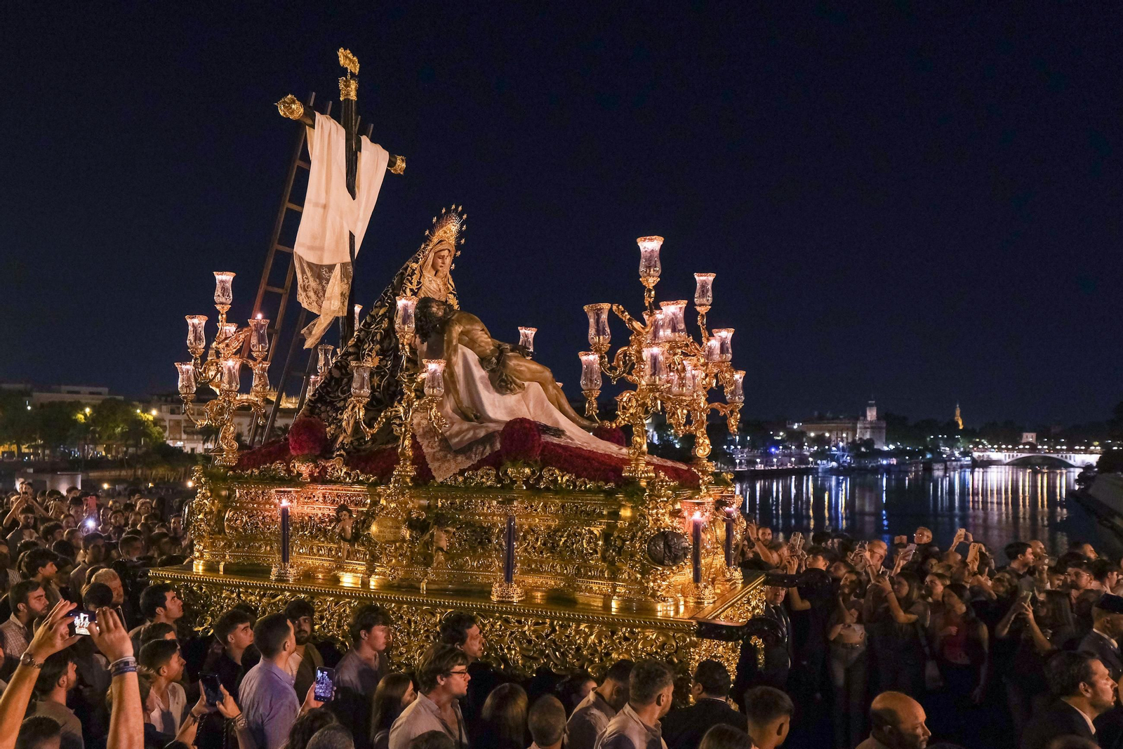 Procesión de regreso de la Piedad del Baratillo Coronada