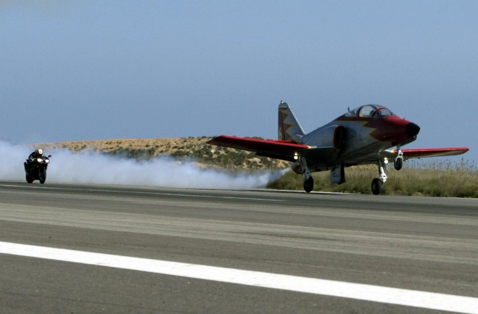 Espectaculares fotos de las acrobacias de la Patrulla Águila: cuatro décadas surcando los cielos