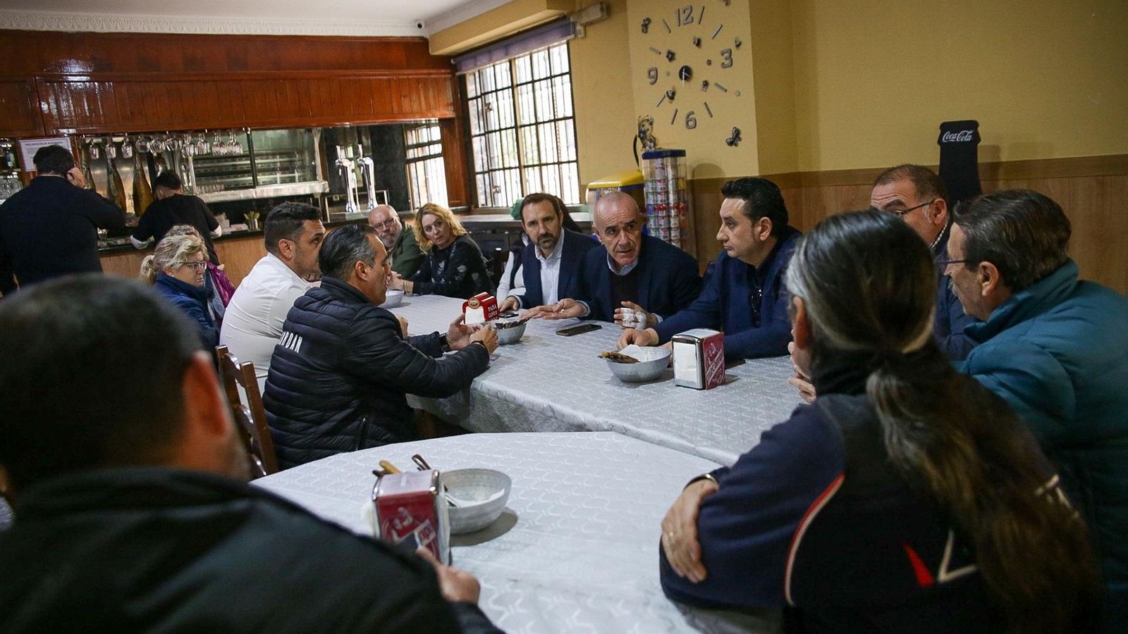 Un momento del encuentro del alcalde con los vecinos de Sevilla Este.