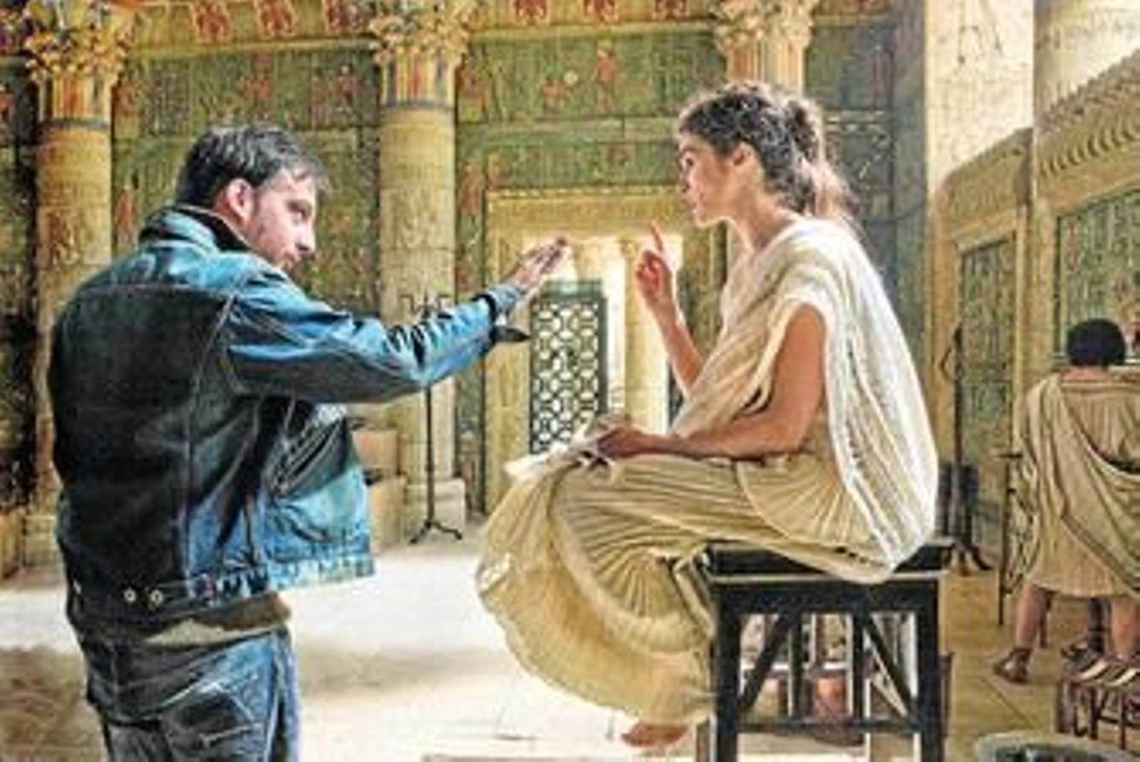 La actriz británica Rachel Weisz atiende a las instrucciones de Alejandro Amenábar durante el rodaje de 'Ágora'.