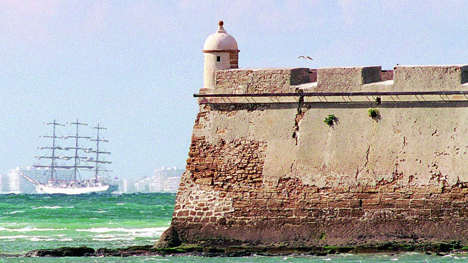 Imagen de la llegada a Cádiz de uno de los veleros de la Regata de 2000. Imagen de la llegada a Cádiz de uno de los veleros de la Regata de 2000.