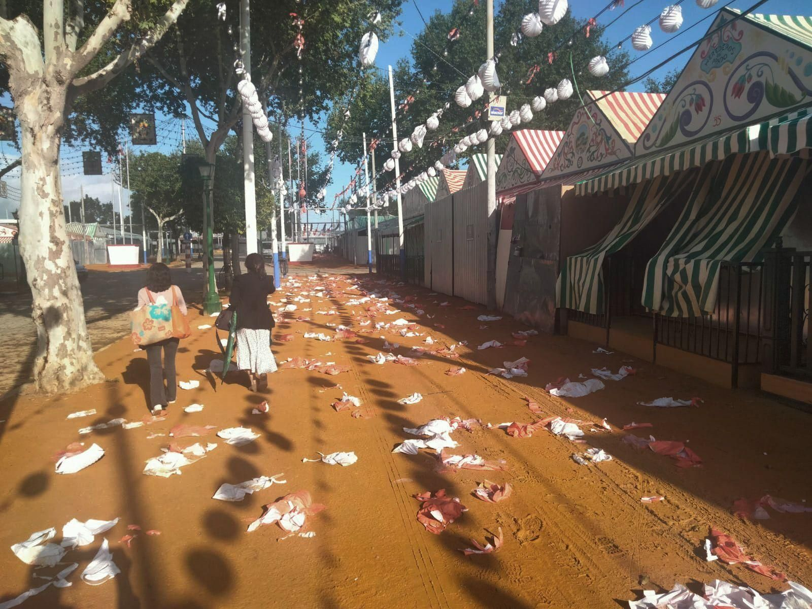 La fuerte lluvia se ha llevado buena parte de los farolillos del real.