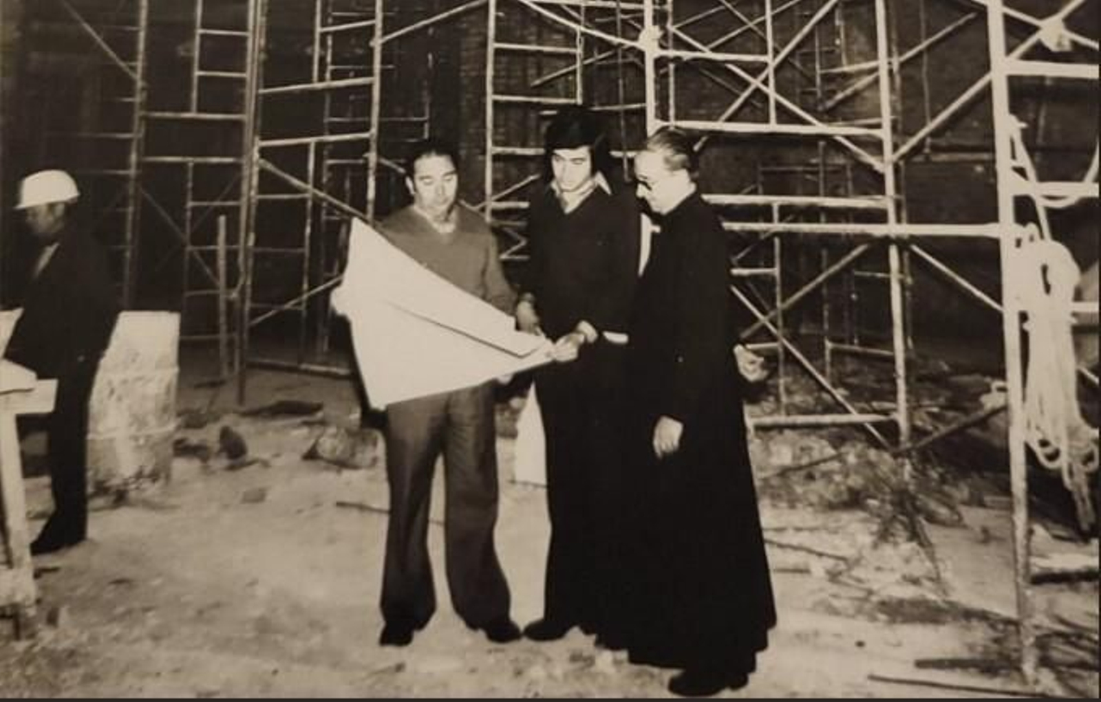 El periodista Ángel Revaliente junto a don José Rodríguez, histórico párroco de San Pedro.