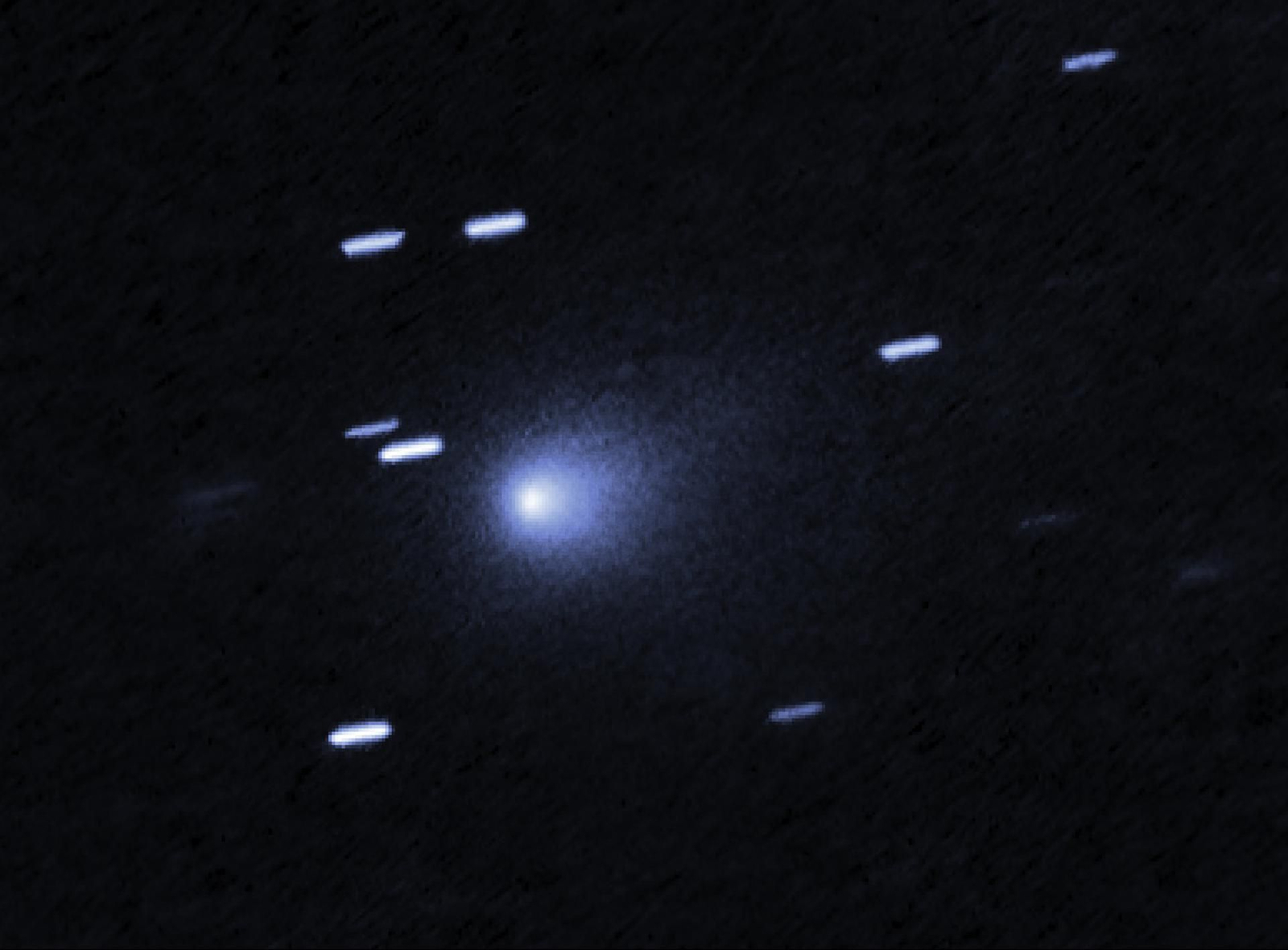 Imagen del cometa interestelar 3I/ATLAS tomada el pasado 21 de julio por el telescopio espacial Hubble. En el centro de la imagen se observa el cometa, que parece dirigirse hacia la esquina inferior izquierda de la imagen.