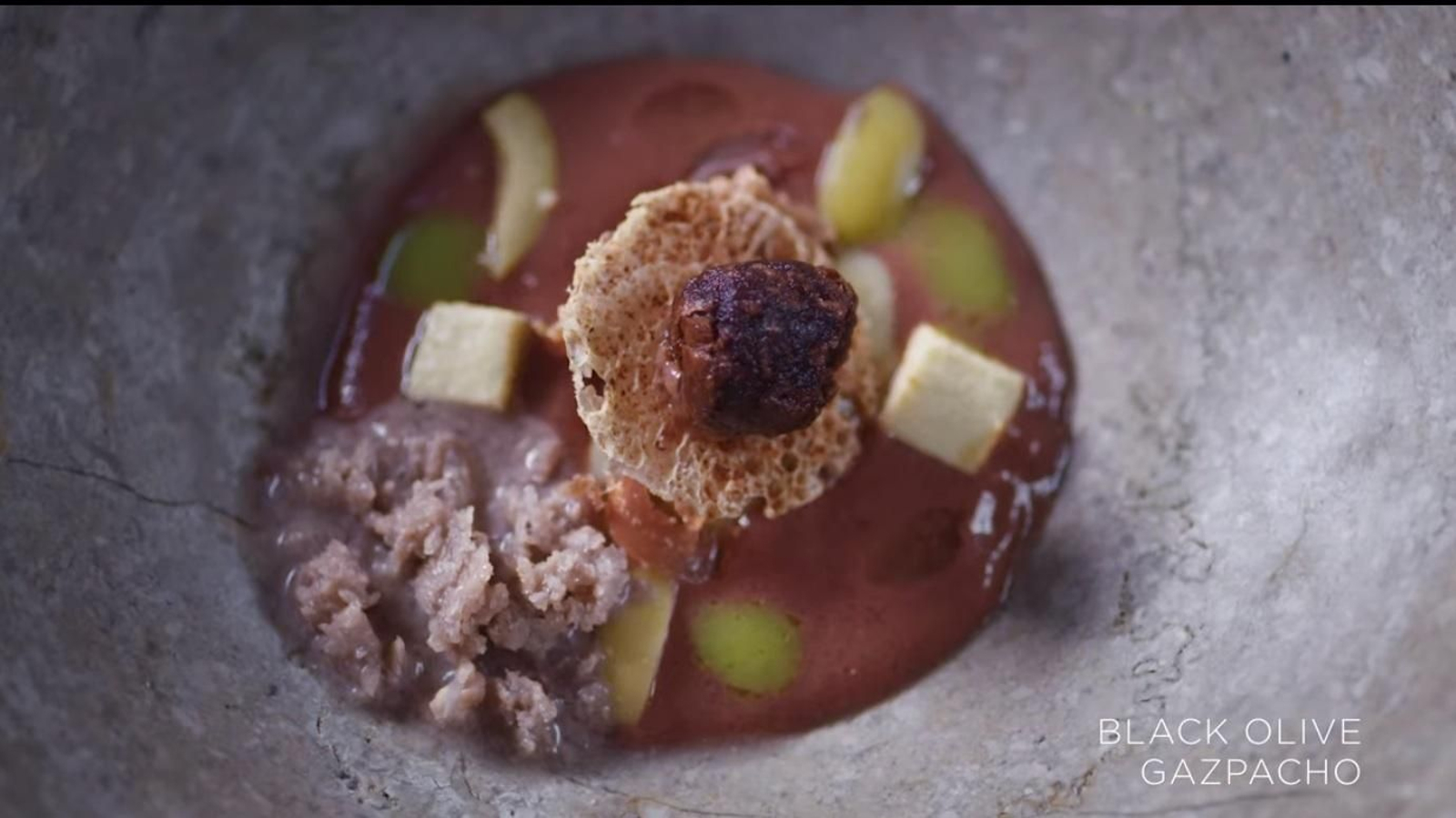 Gazpacho de aceitunas negras con helado y buñuelo de aceitunas.