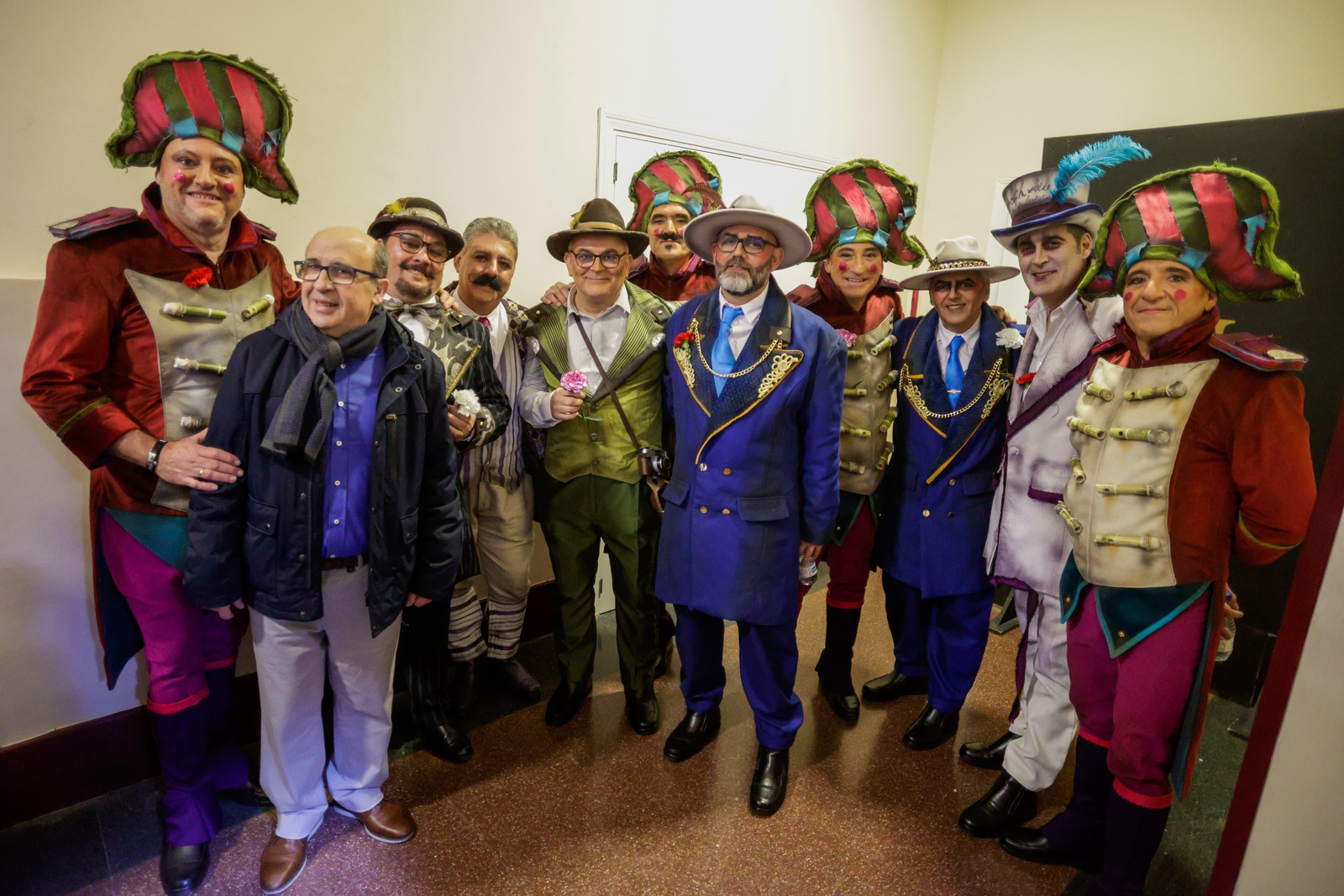 Nandi Migueles posa junto a los componentes que más años llevan a su lado en estos 40 años.