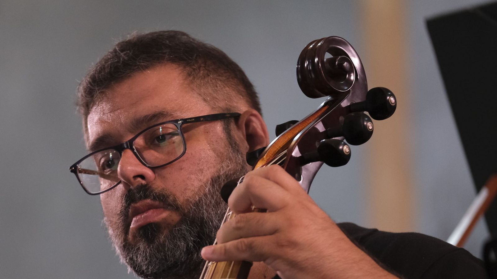 Jorge Enrique García tocando la viola da gamba.