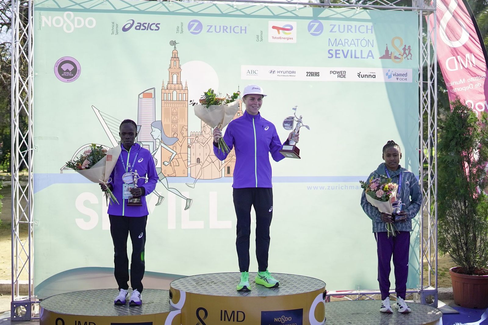 Así ha sido la entrega de premios del Zúrich Maraton de Sevilla 2026