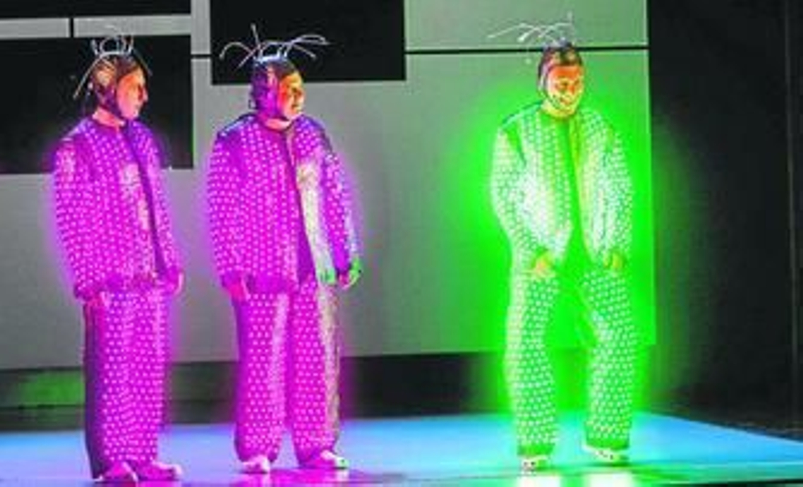 Lo tres miembros de Tricicle, convertidos en bits, al comienzo de su actuación del jueves en el coliseo gaditano.