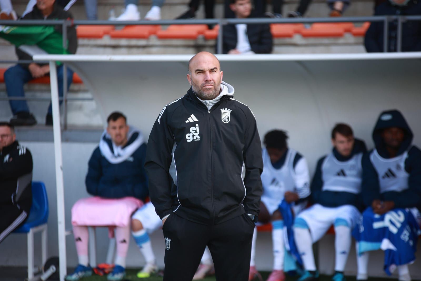 Diego Galiano, con gesto serio en el banquillo del Xerez CD en Estepona.