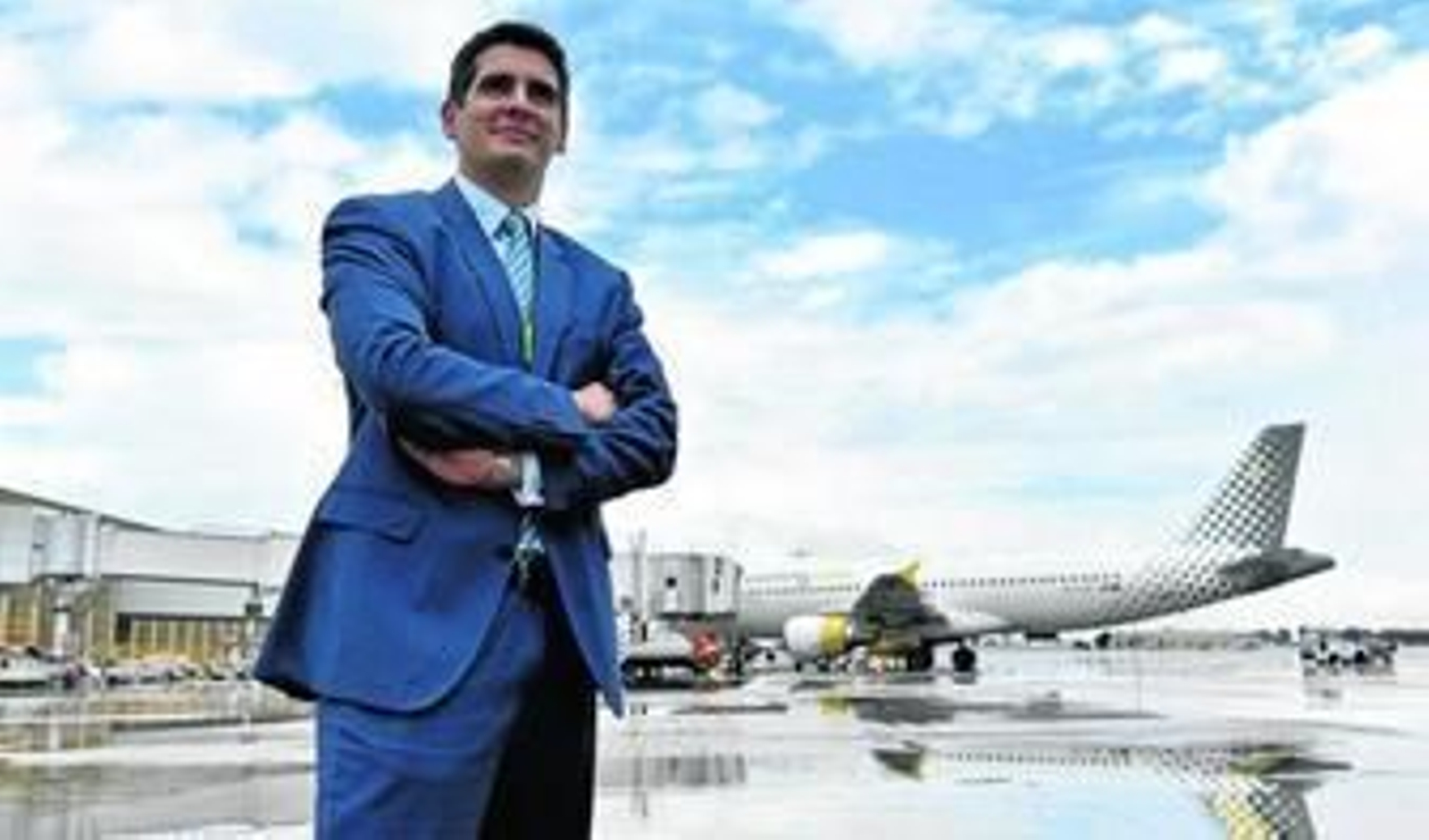 Jesús Caballero, director del aeropuerto de Sevilla, en la pista de aterrizaje, ayer tras el encuentro con la prensa.
