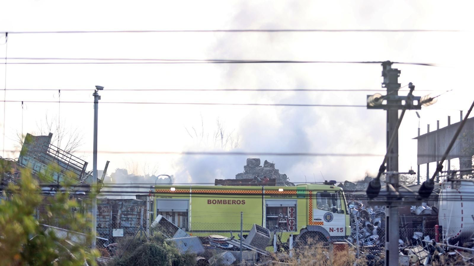 Espectacular incendio en una chatarrería de Jerez