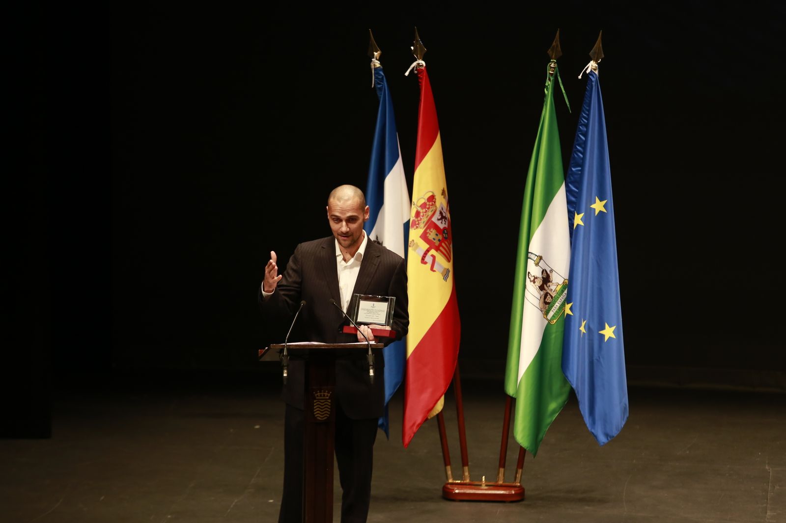 Abraham Carrión, en el Villamarta recogiendo el premio al 'Mejor deportista' en la Gala del Deporte jerezano.