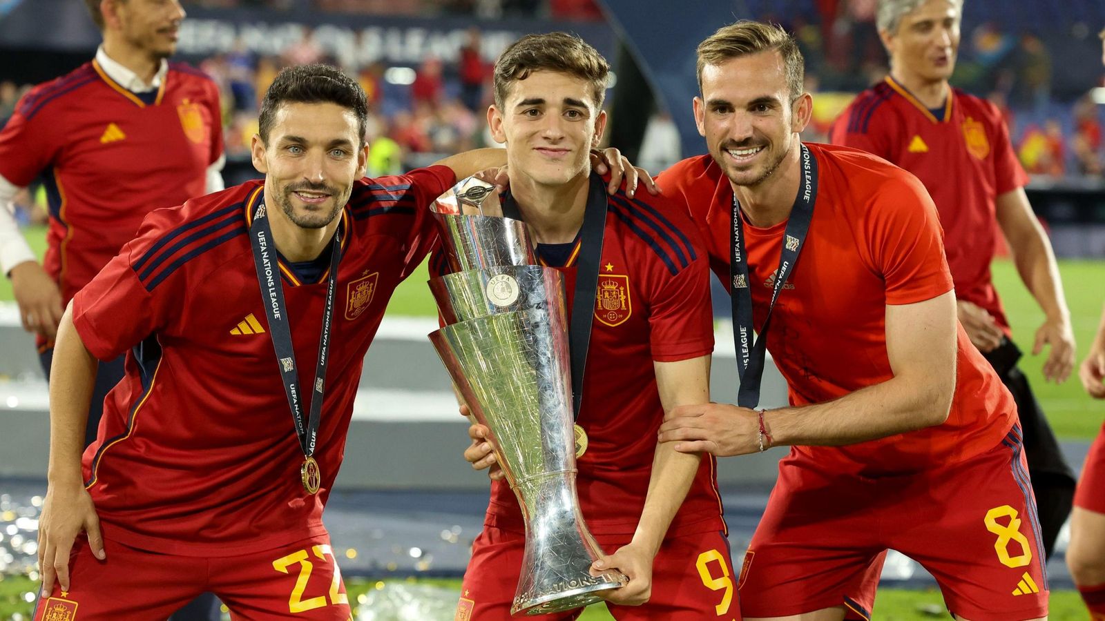 Los palaciegos Jesús Navas, Gavi y Fabián Ruiz posan junto a la UEFA Nations League.