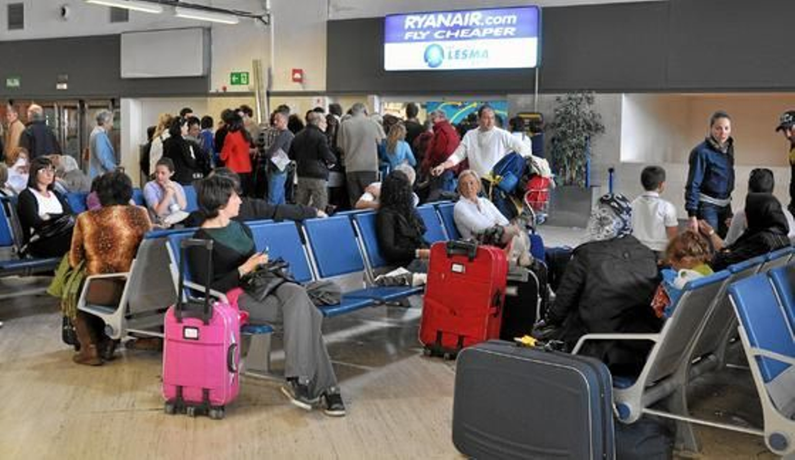 Desesperación y largas colas en San Pablo por el cierre de aeropuerto.

Foto: Manuel Gómez