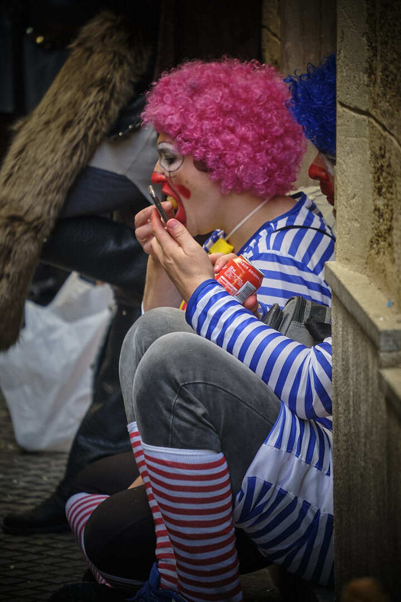 Dos personas disfrazadas comiendo aceitunas.