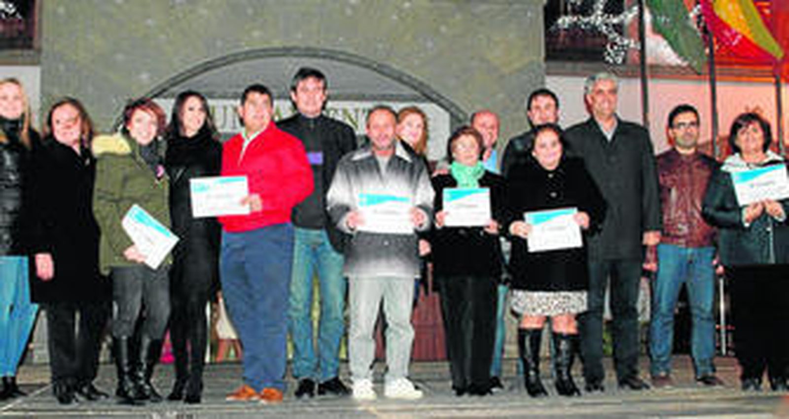 Los ganadores del concurso con el alcalde Manuel Cortés y otros miembros de la corporación municipal.