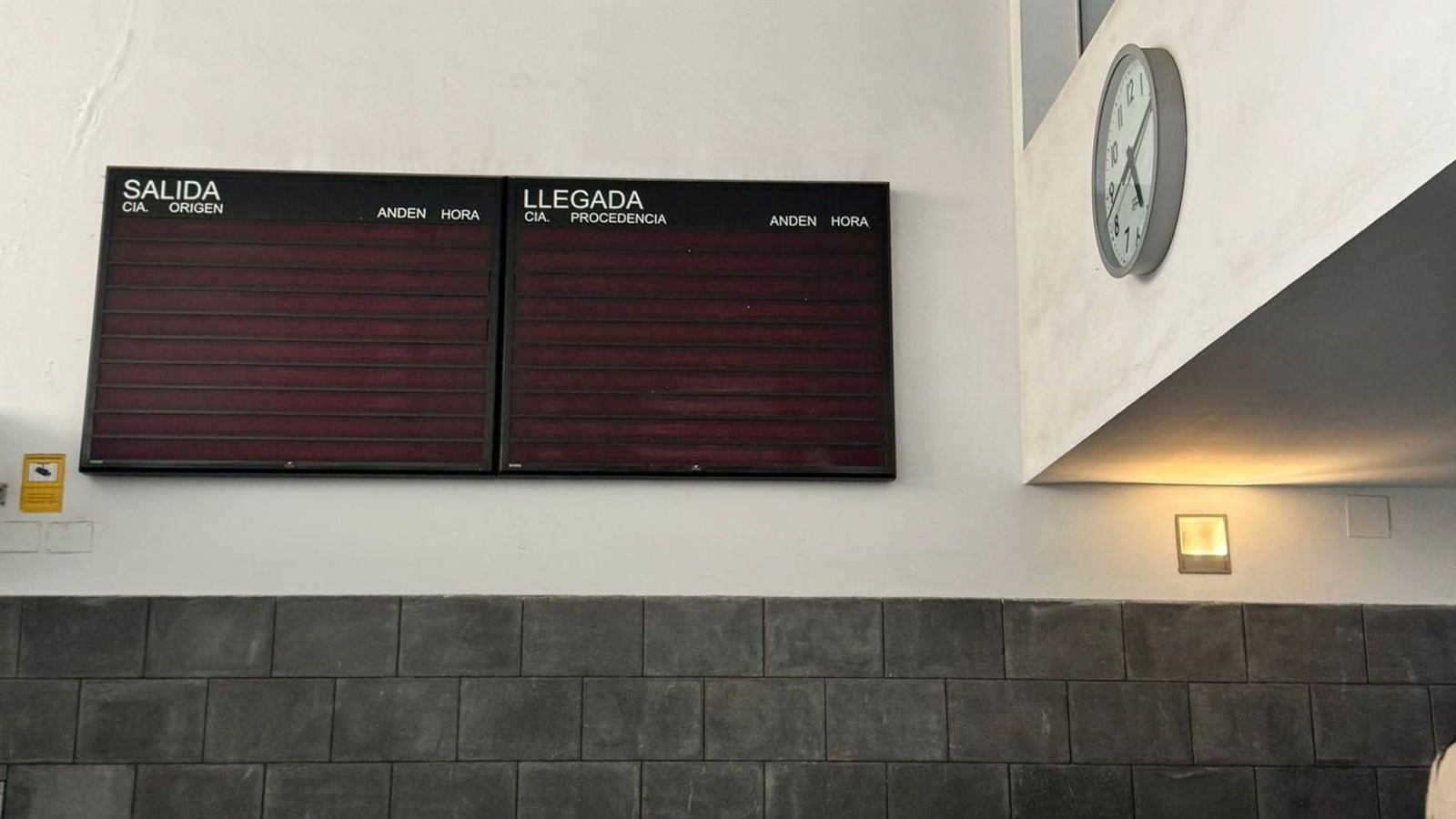 Avería del panel informativo de salidas y llegadas en la estación de autobús de Algeciras.