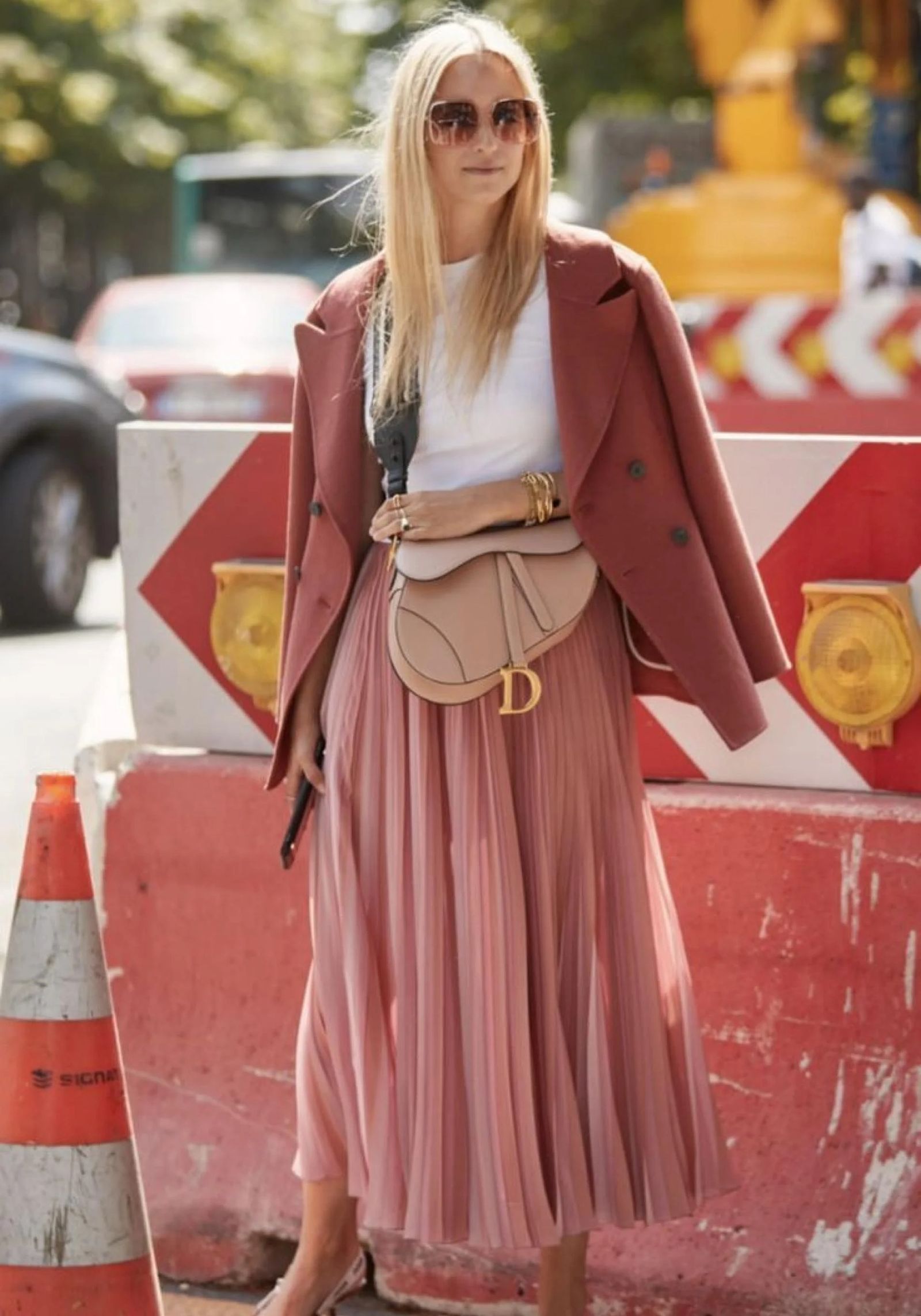 El estilo coqueto se neutraliza en looks en los que se combinan piezas románticas, como una falda plisada y una blazer, con camiseta y deporrtivas.