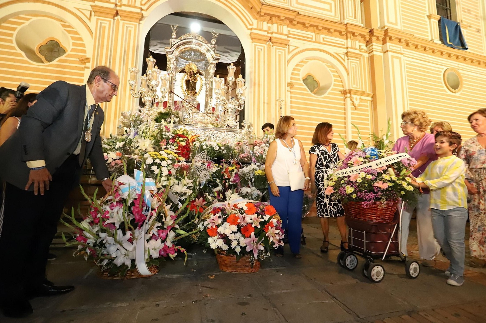 Huelva homenajea con miles de flores a la Virgen de la Cinta Huelva homenajea con miles de flores a la Virgen de la Cinta