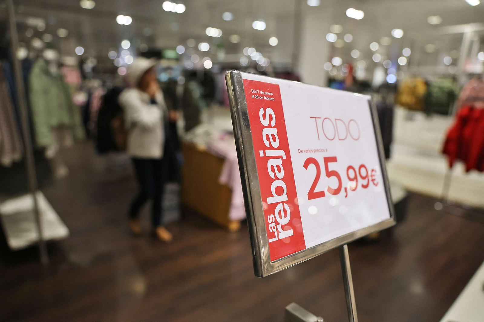 Imágenes del comienzo de las rebajas en Huelva