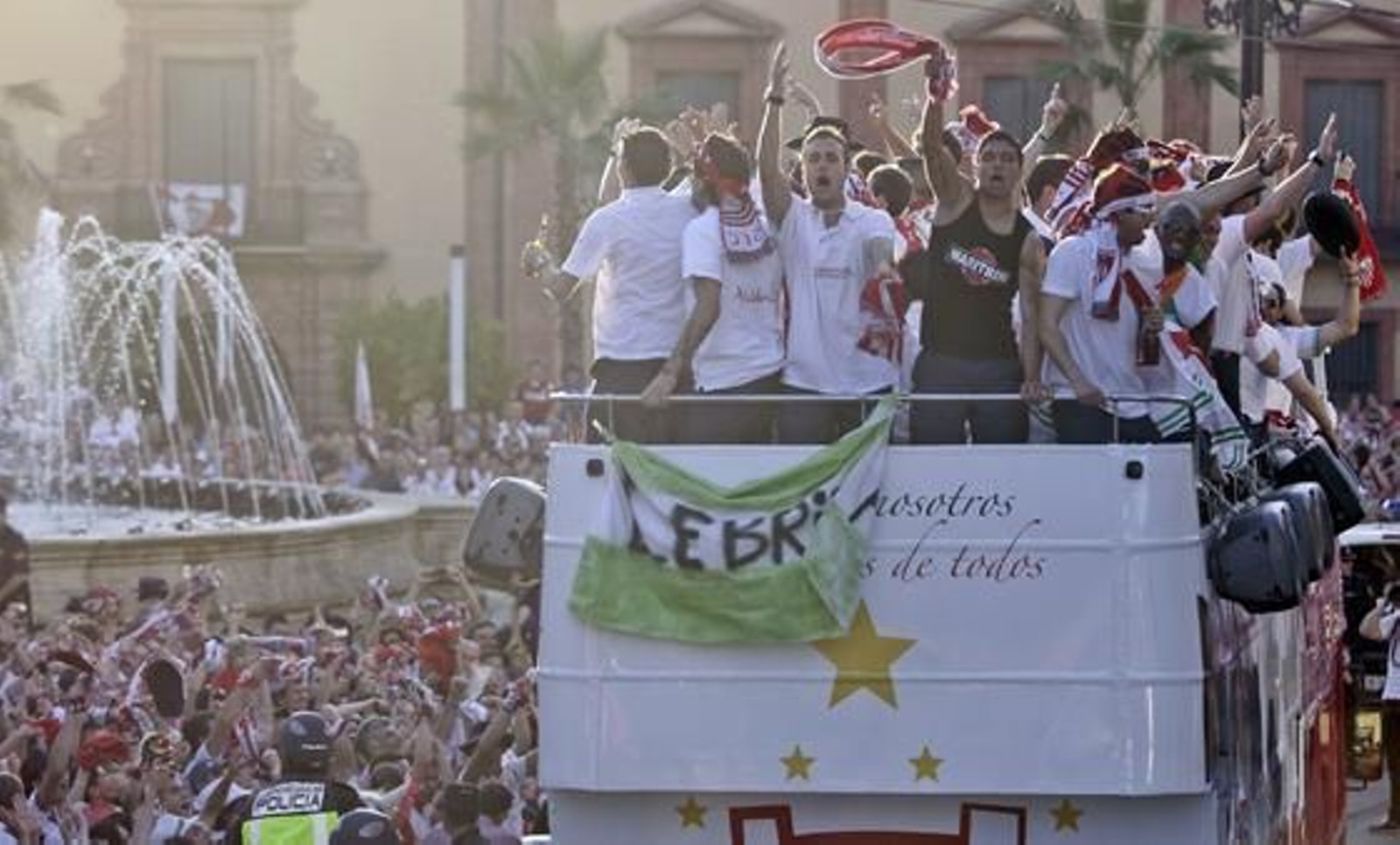 El Sevilla recorre la ciudad para festejar con sus aficionados el título de la Copa del Rey.

Foto: Antonio Pizarro
