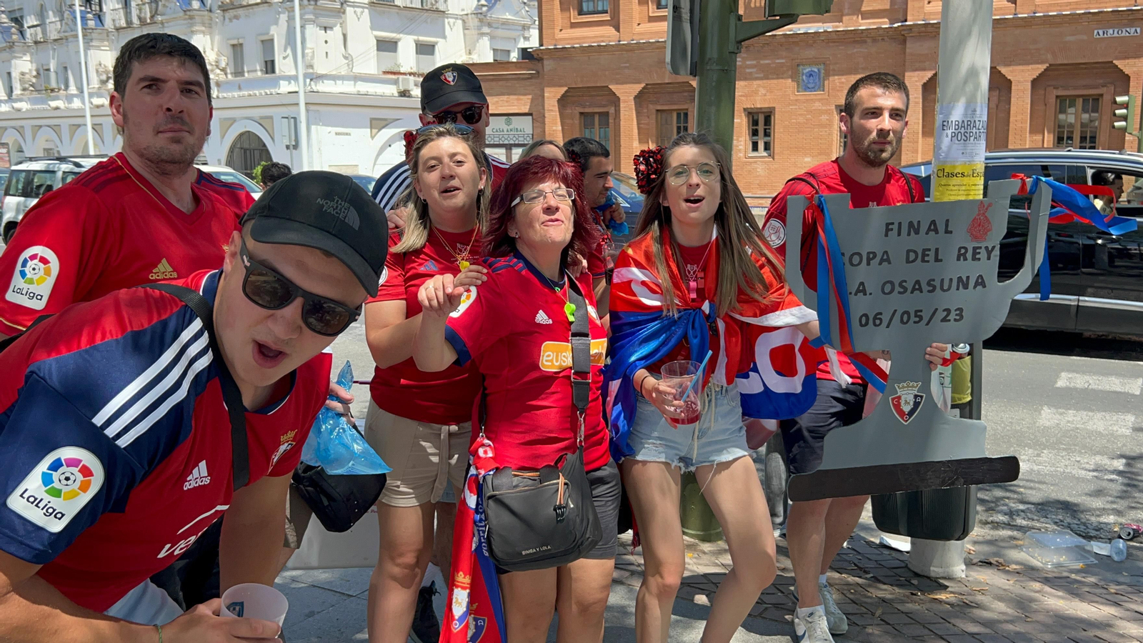 Búscate en la galería gráfica de las aficiones de Osasuna y Real Madrid en Sevilla