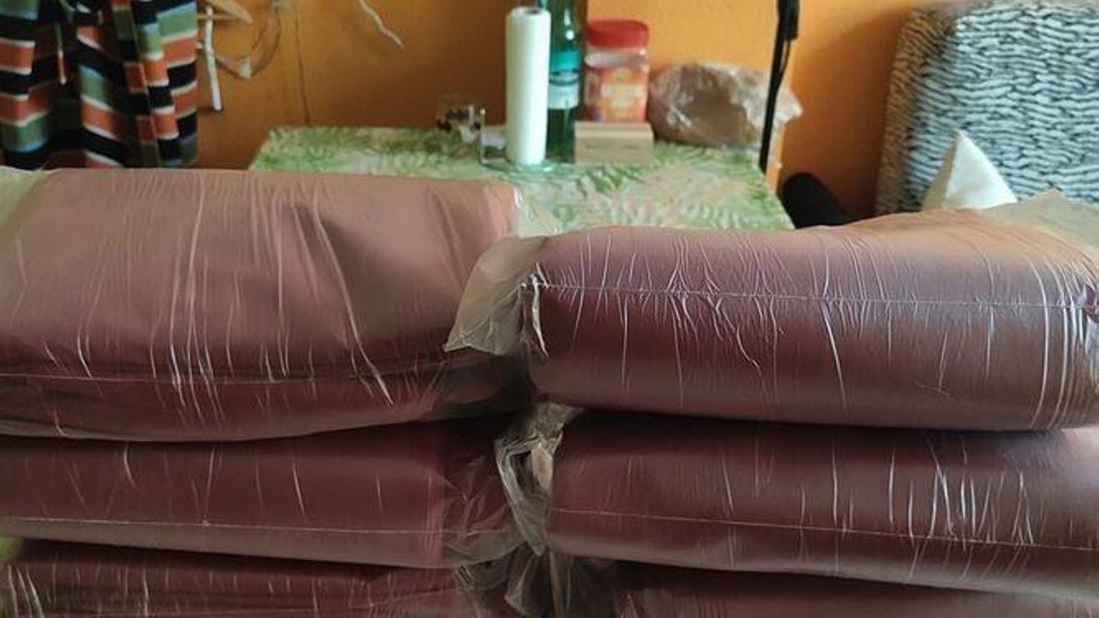 Telas de mascarillas preparadas para repartir. Telas de mascarillas preparadas para repartir.