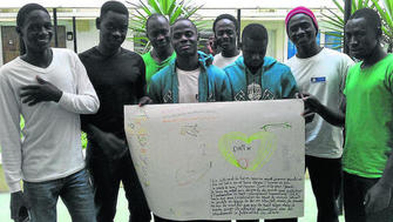 Beneficiarios del programa de Acogida Humanitaria en Almería realizan un cartel para conmemorar el Día de la Paz.