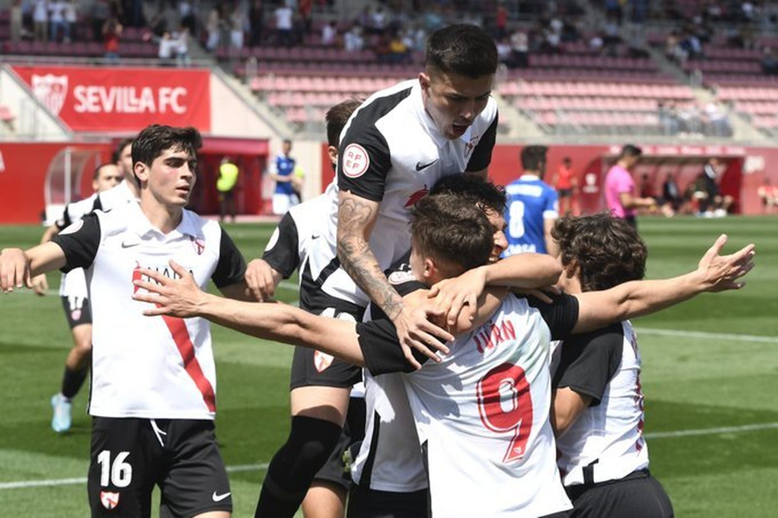 Los jugadores del Sevilla Atlético celebran un gol en el Estadio Jesús Navas.