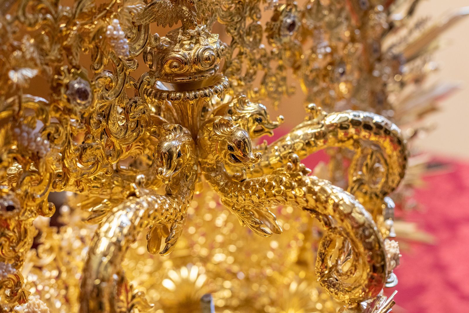 Los detalles de la nueva corona de la Virgen de las Penas.