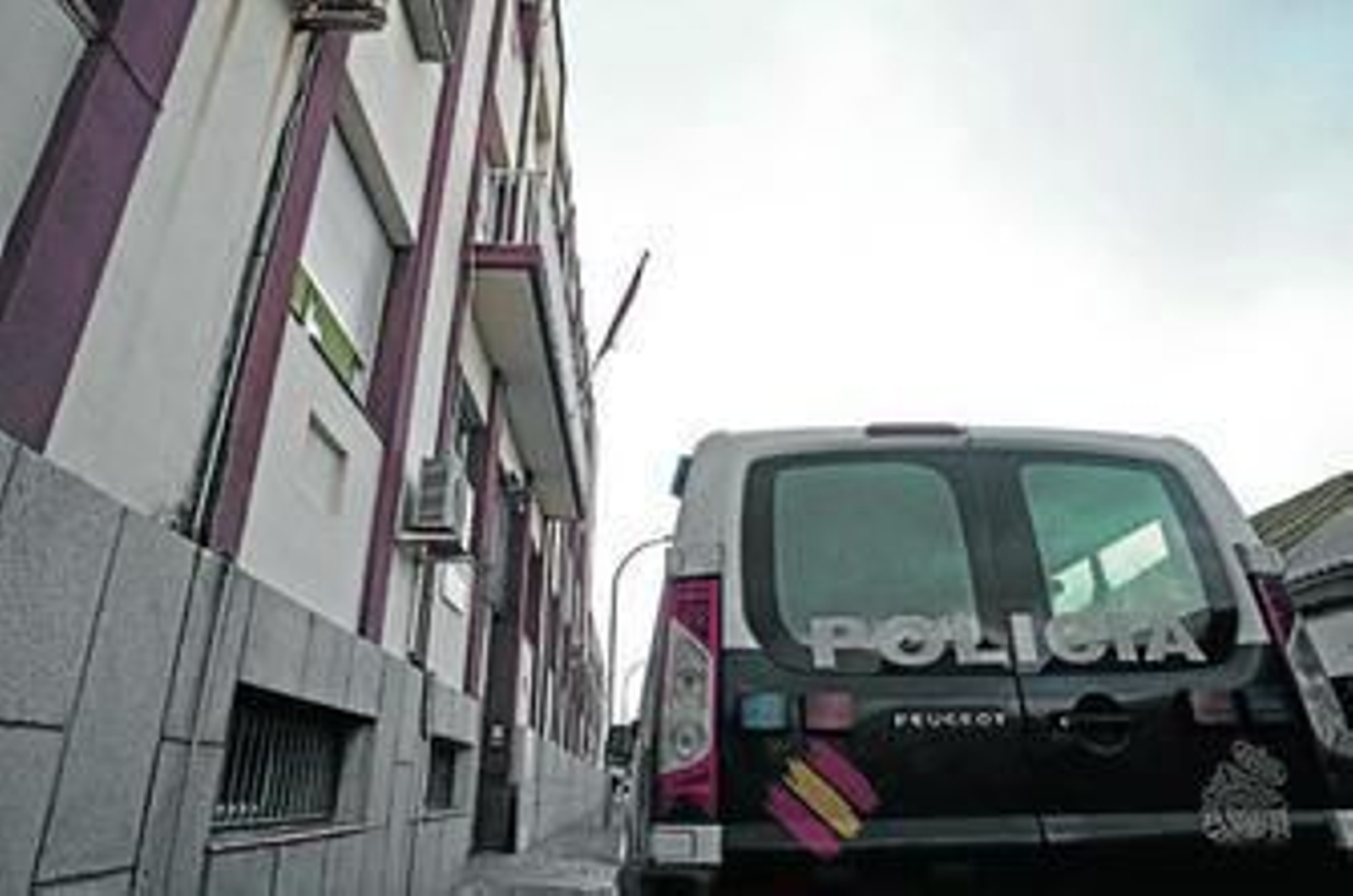 Un vehículo policial, junto a la comisaría de La Línea.
