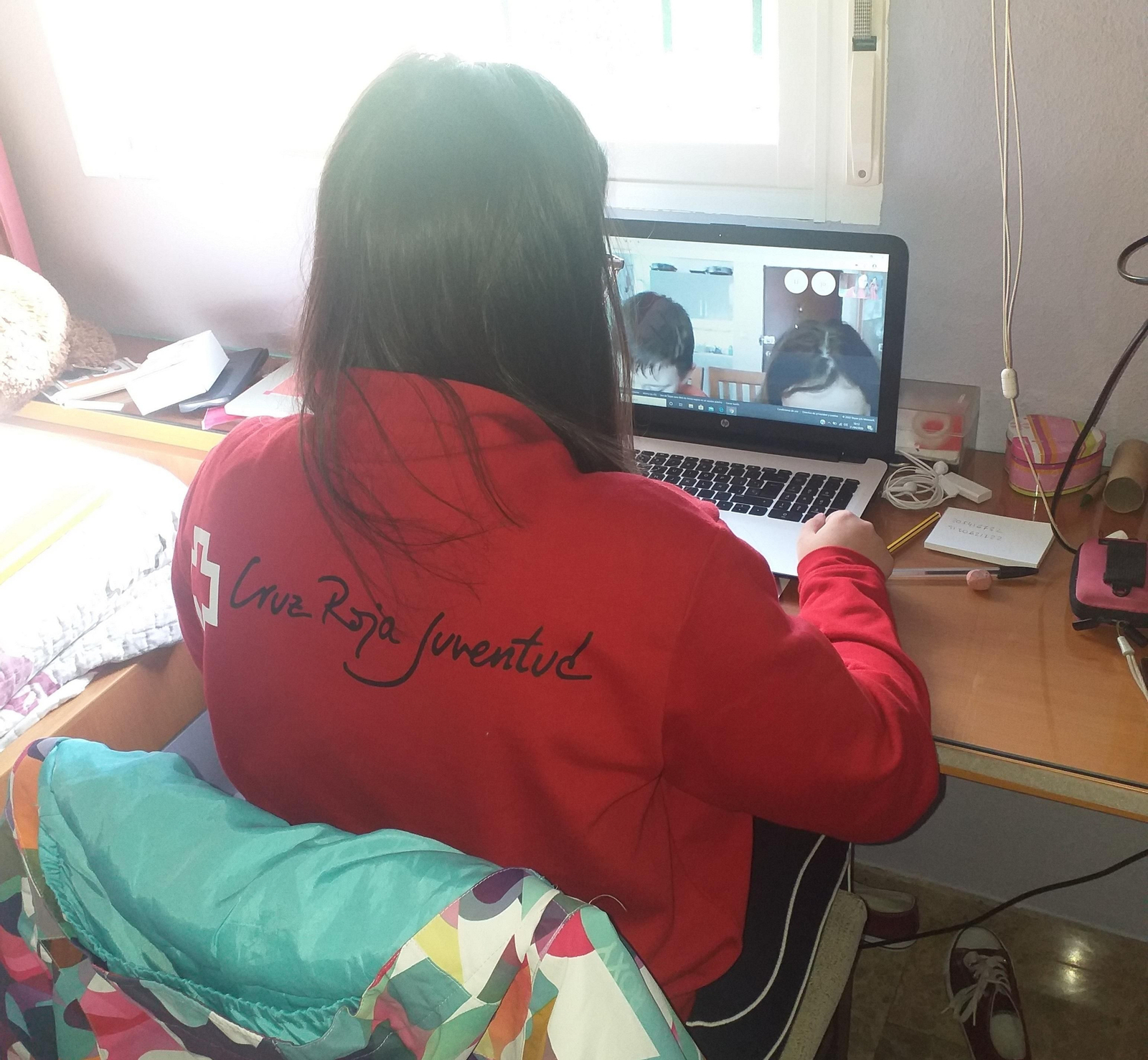 Una voluntaria de Cruz Roja durante una sesión telemática de refuerzo educativo.