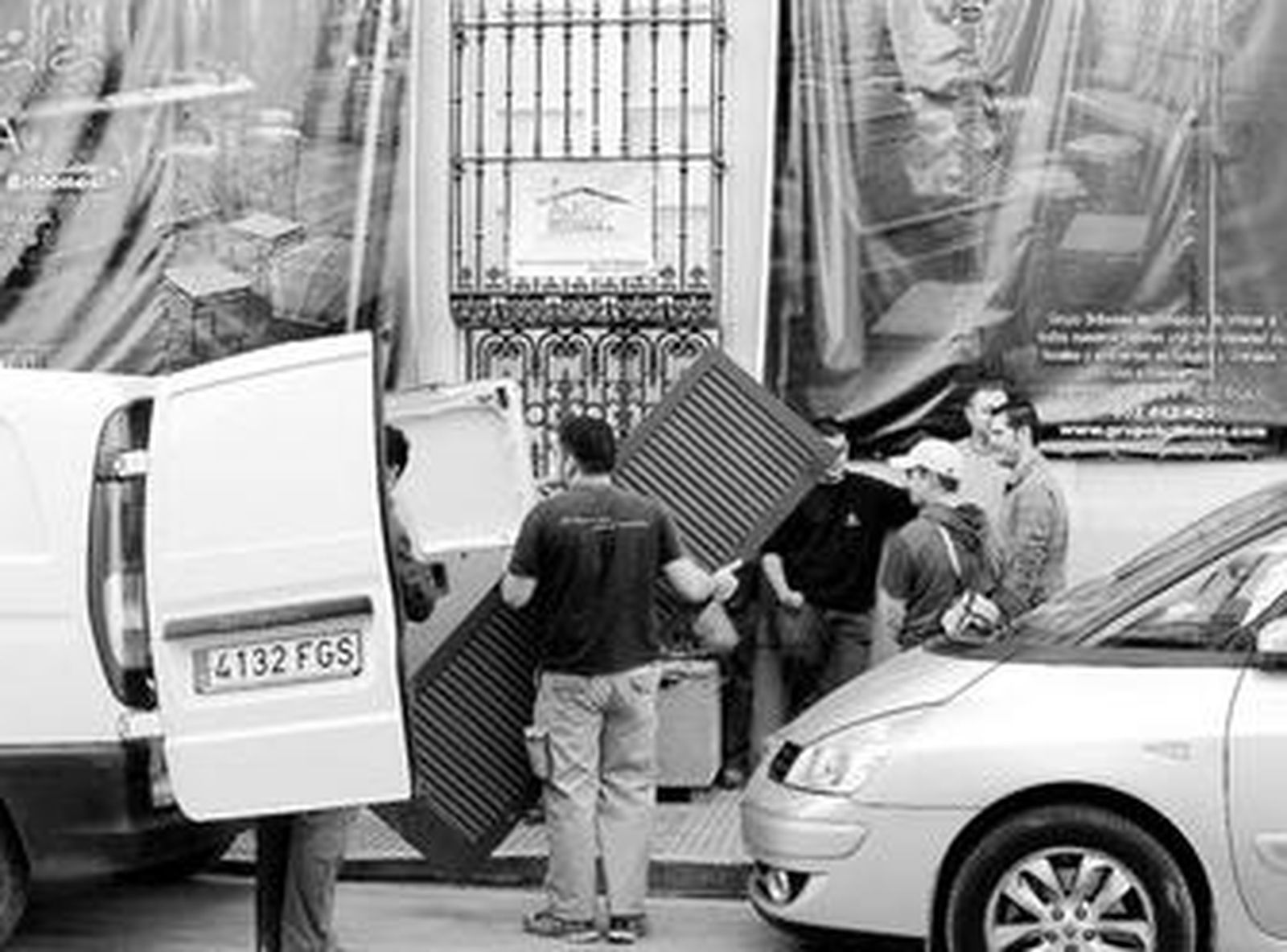 Trabajadores recogen el material antes de abandonar el local por orden de la Policía.