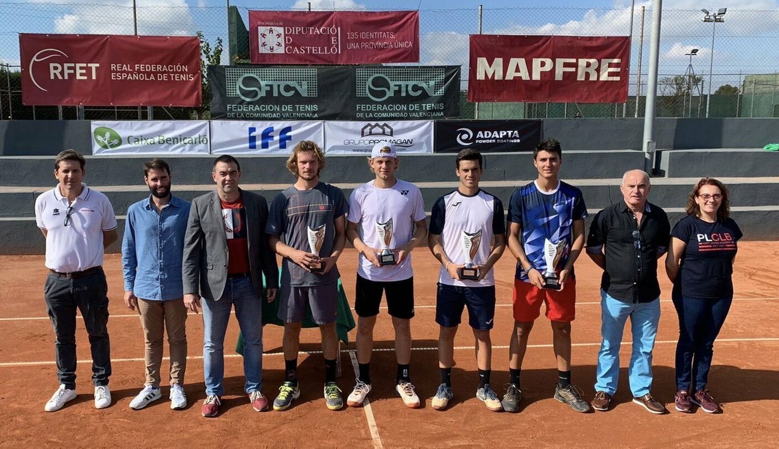 Pablo Llamas y su compañero Benjamín Winter junto a la pareja finalista en Benicarló.