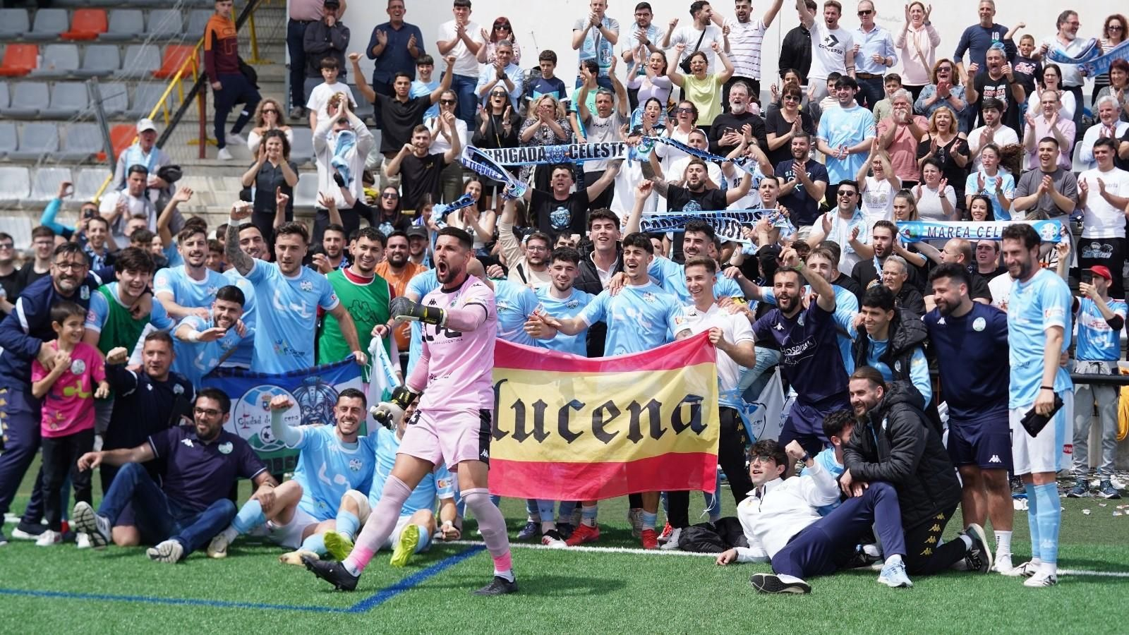 Los jugadores del Ciudad de Lucena celebran con sus aficionados la victoria en Puente Genil. Los jugadores del Ciudad de Lucena celebran con sus aficionados la victoria en Puente Genil.
