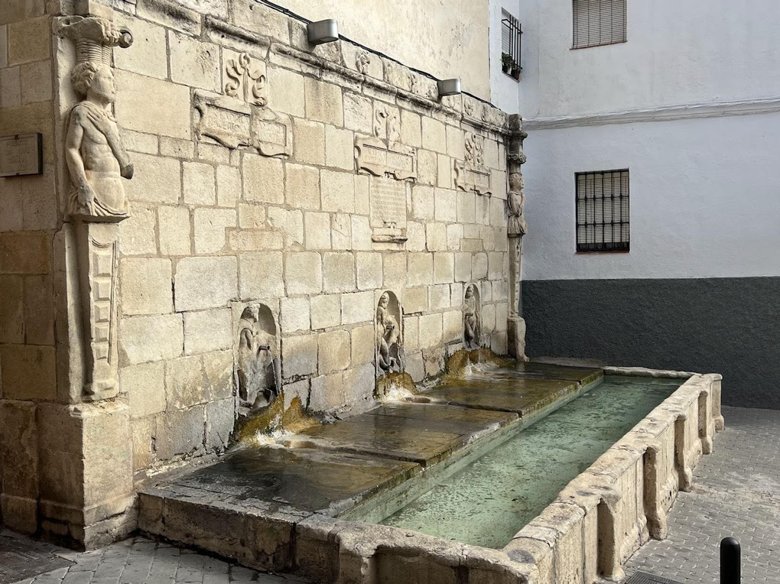 Inspirado en el Renacimiento italiano, esta fuente es un monumento escondido entre los callejones del casco histórico de Jaén.