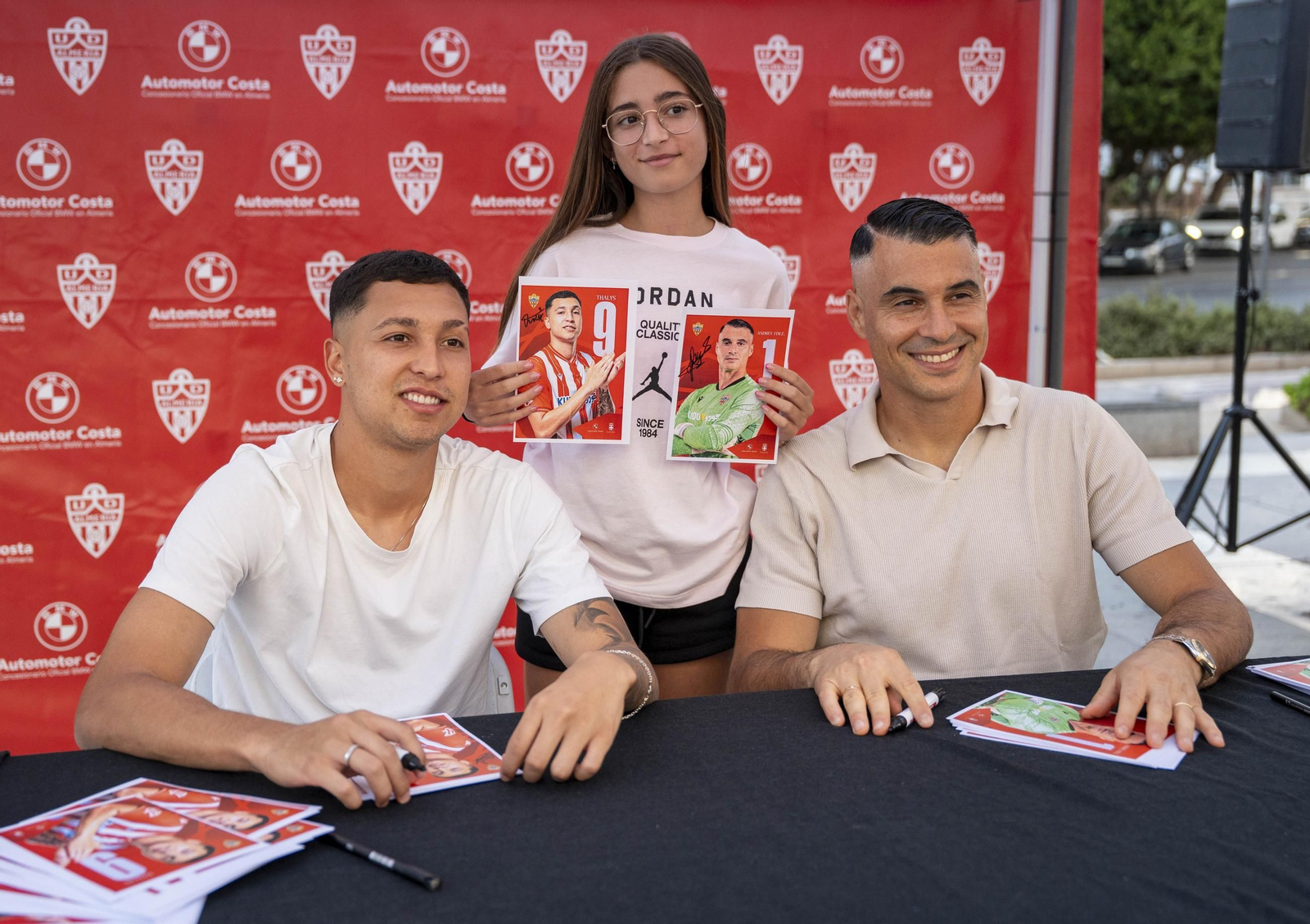 Los jugadores de la UDA Thalys y Andrés firman autógrafos