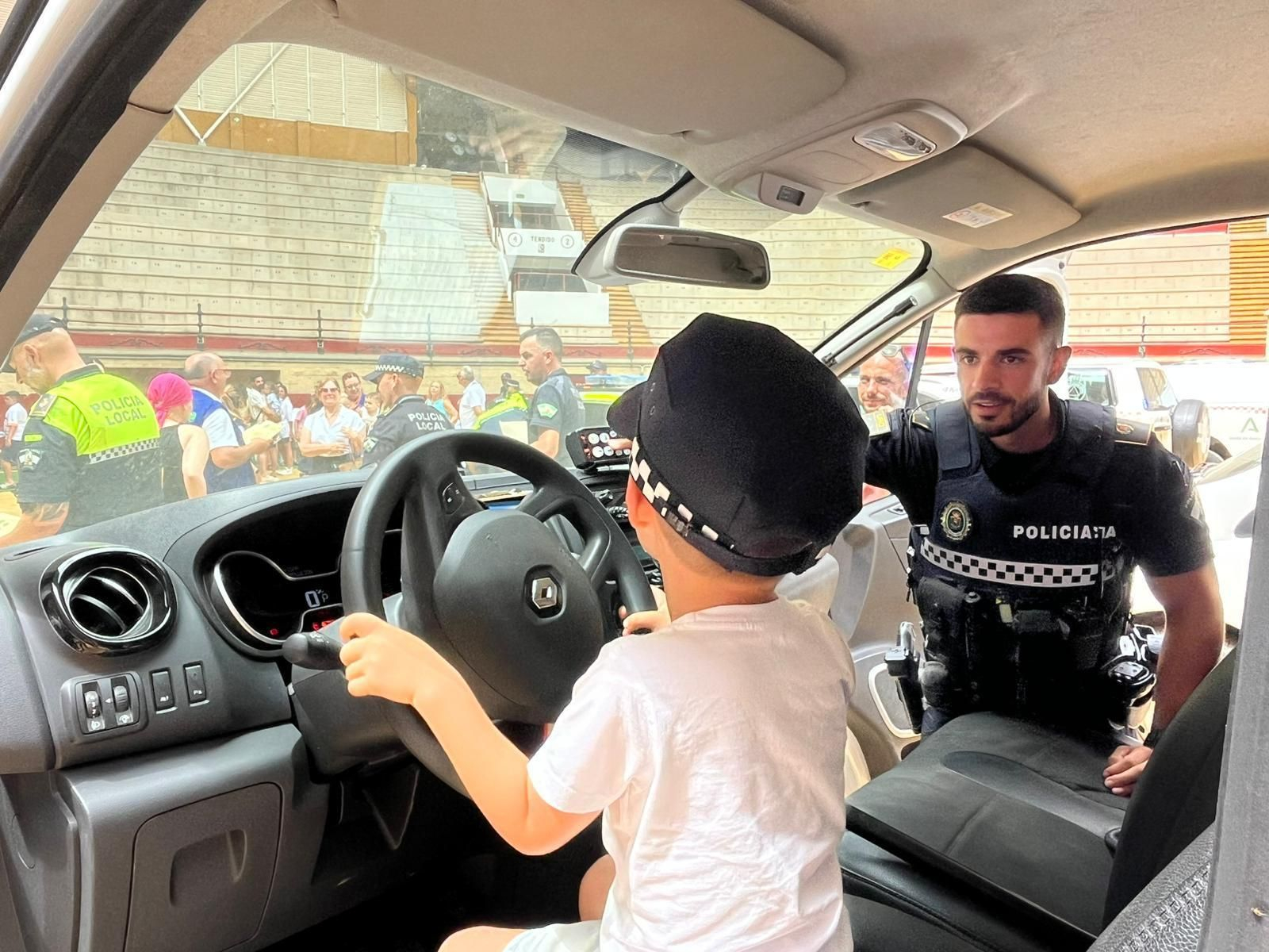 Un niño disfrutando la exhibición.