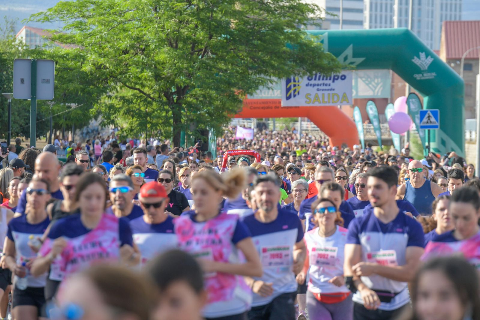 Las imágenes de la Carrera de la Mujer de este domingo en Granada