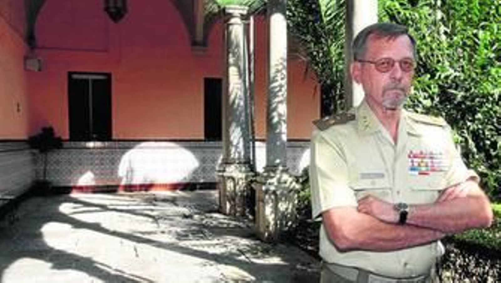 El general Álvarez, momentos antes de la entrevista, en el patio central del Acuartelamiento de La Merced en Granada.