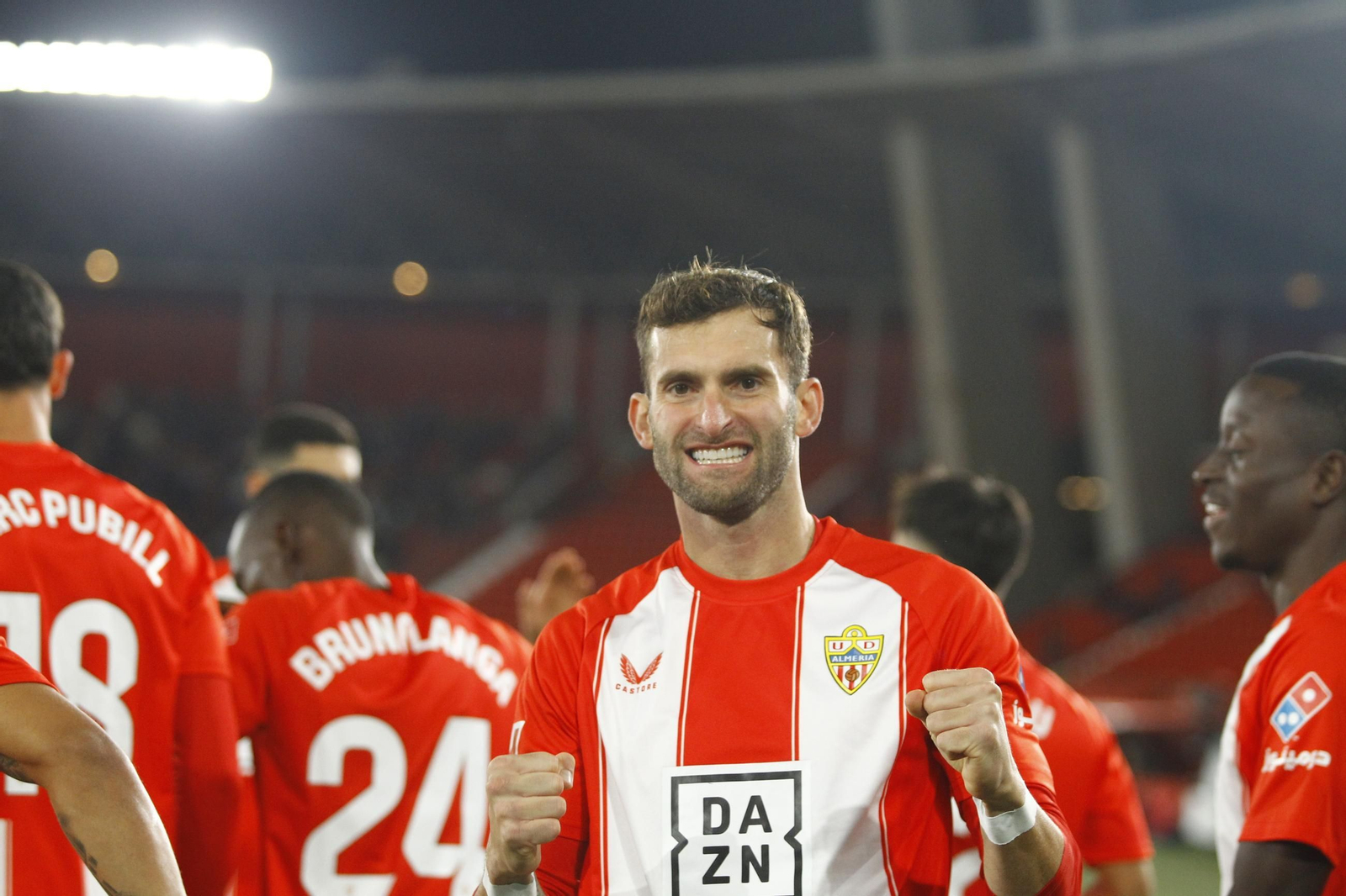 La U.D. Almería se impone por 1-0 al C.D. Mirandés y alcanza la segunda plaza, en imágenes