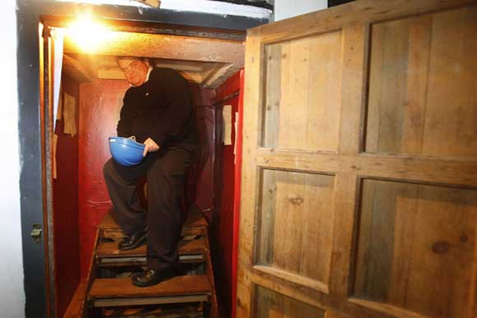 En la visita al foso del coliseo gaditano también se descubre ante el espectador el coqueto rincón desde el que trabajaba el apuntador. En este habitáculo de paredes rojas puede verse una pequeña escalera de madera que lleva a su silla.  

Foto: Jose Braza