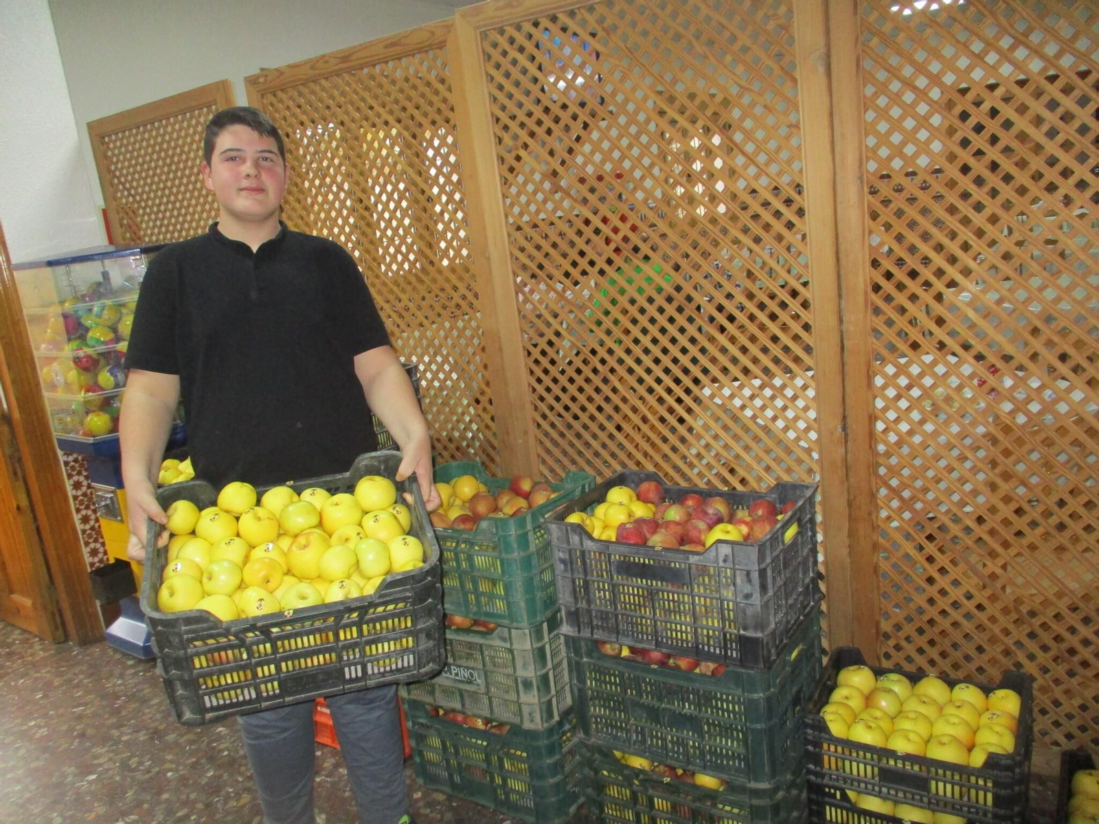 Enrique, tercera generación de los Nuño, sostiene una caja de manzanas de Bayárcal.